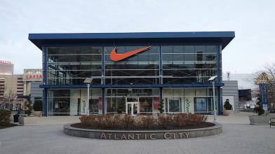 Azioni Nike crollano a Wall Street con revisione al ribasso ricavi