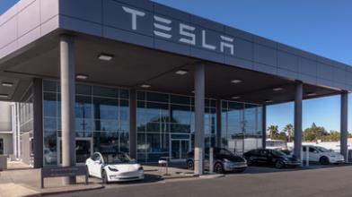 Tesla: profitti record e outlook 2023 positivo, salgono le azioni