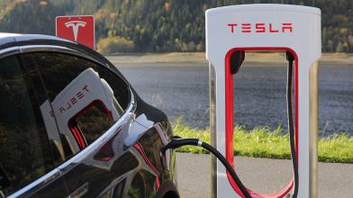 Tesla supera market cap di $1.000 miliardi grazie a ordine Hertz