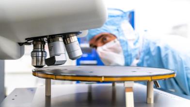 ASML: l’AI sostiene la crescita, un certificato sotto la lente