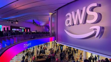Wall Street Oggi: Amazon vola, Apple frena, futures in rialzo