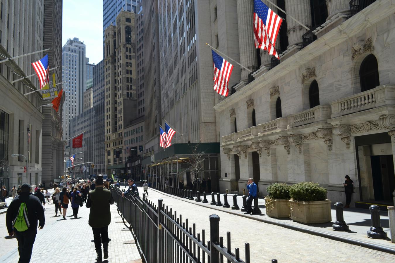 Wall Street Oggi: future deboli dopo i record, Meta e Tesla in focus
