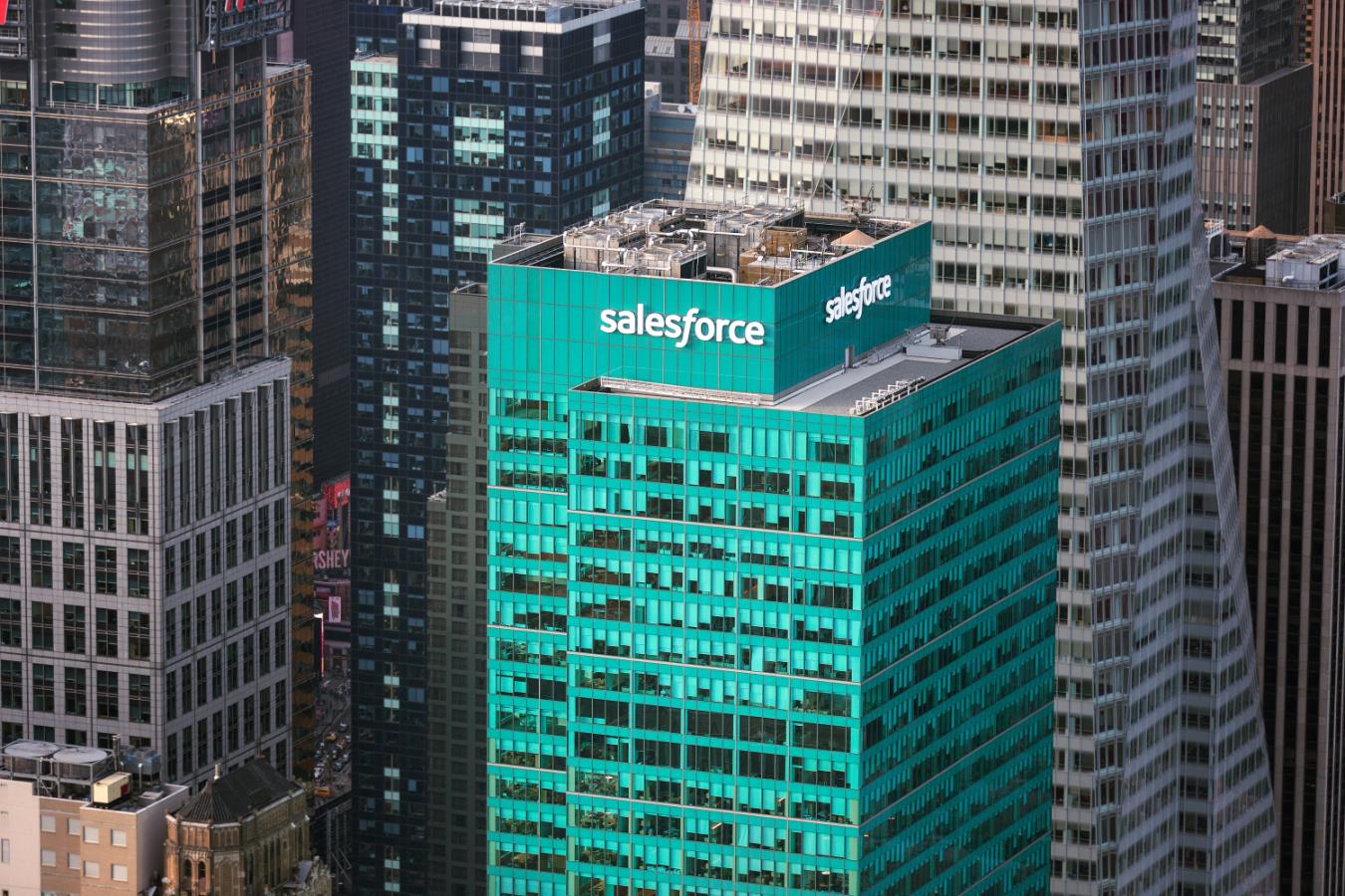 Azioni Salesforce: +10% a Wall Street dopo trimestrale, come operare?