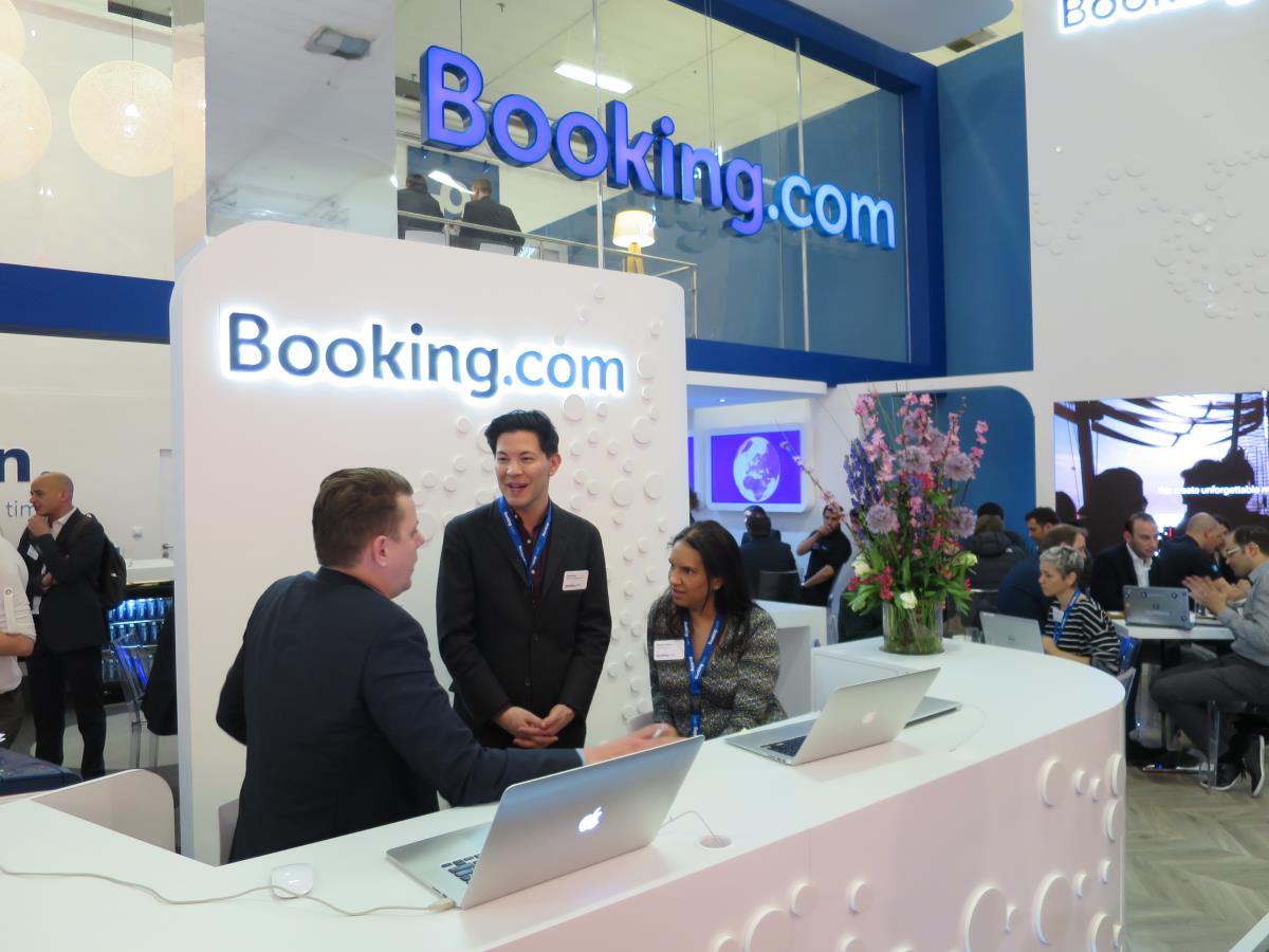 Booking vola dopo marcia indietro di OpenAI su checkout diretto