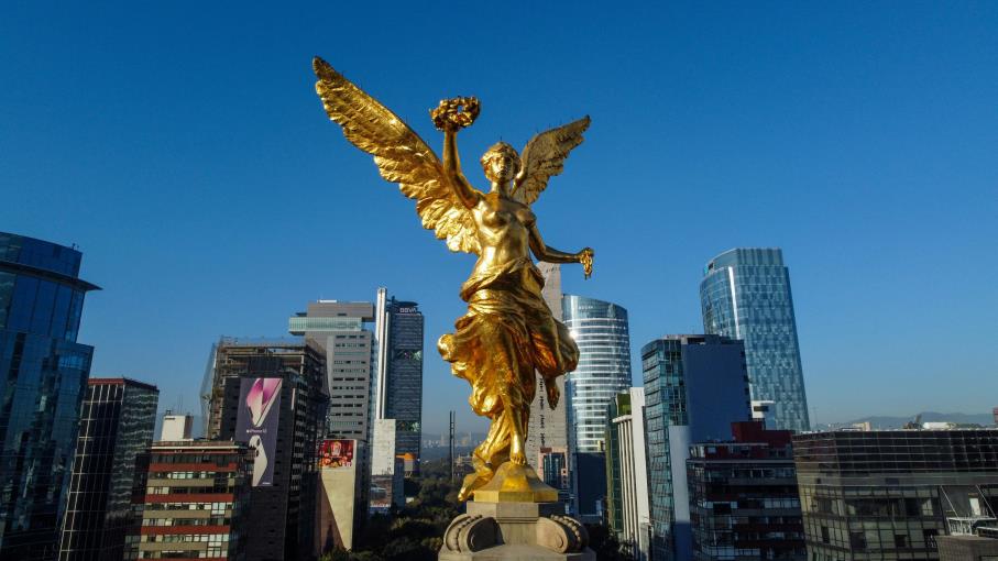 Oro in calo, mentre il dollaro USA resiste in vista dei dati PCE