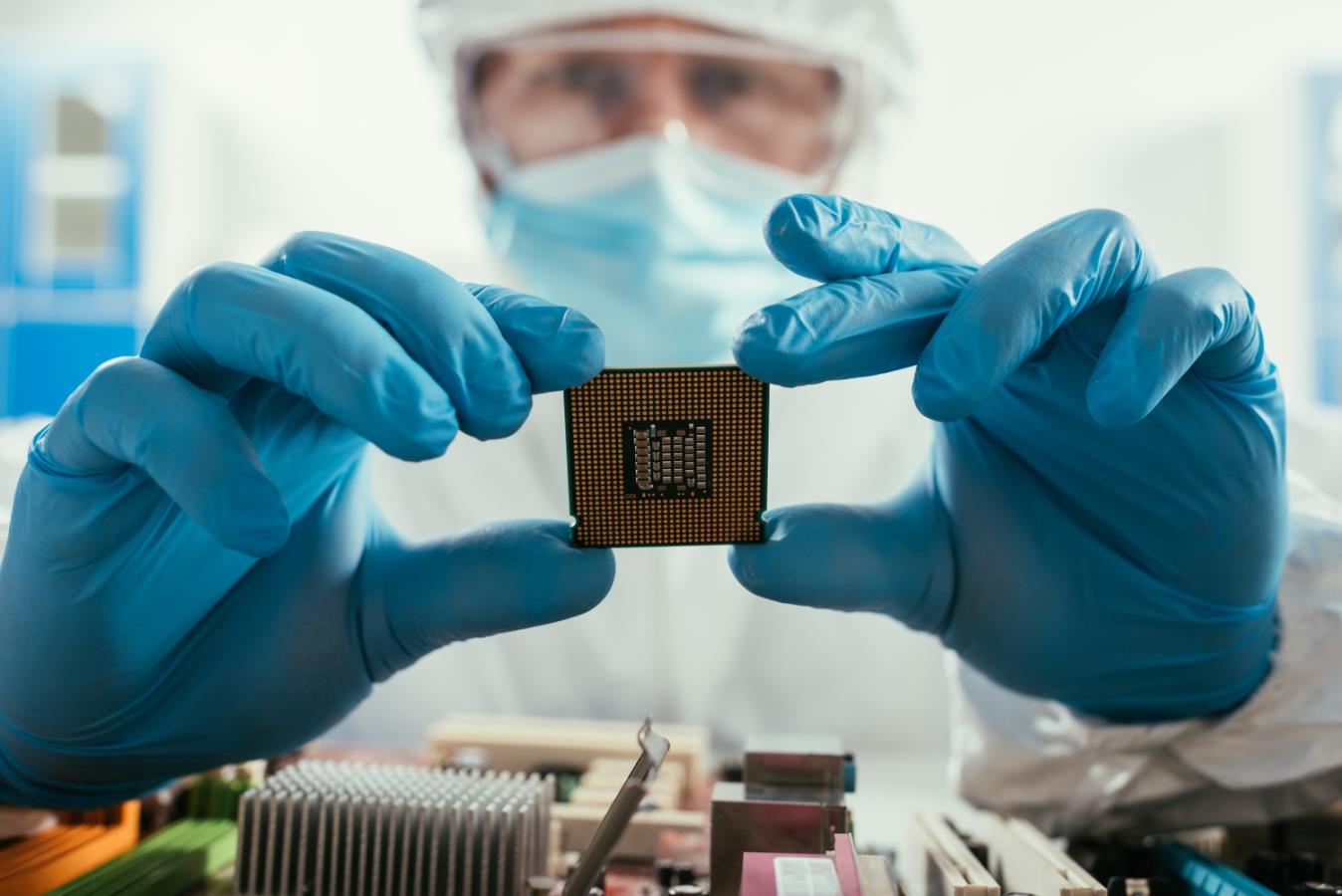 Chip: le azioni del settore bruciano 420 miliardi dopo ASML