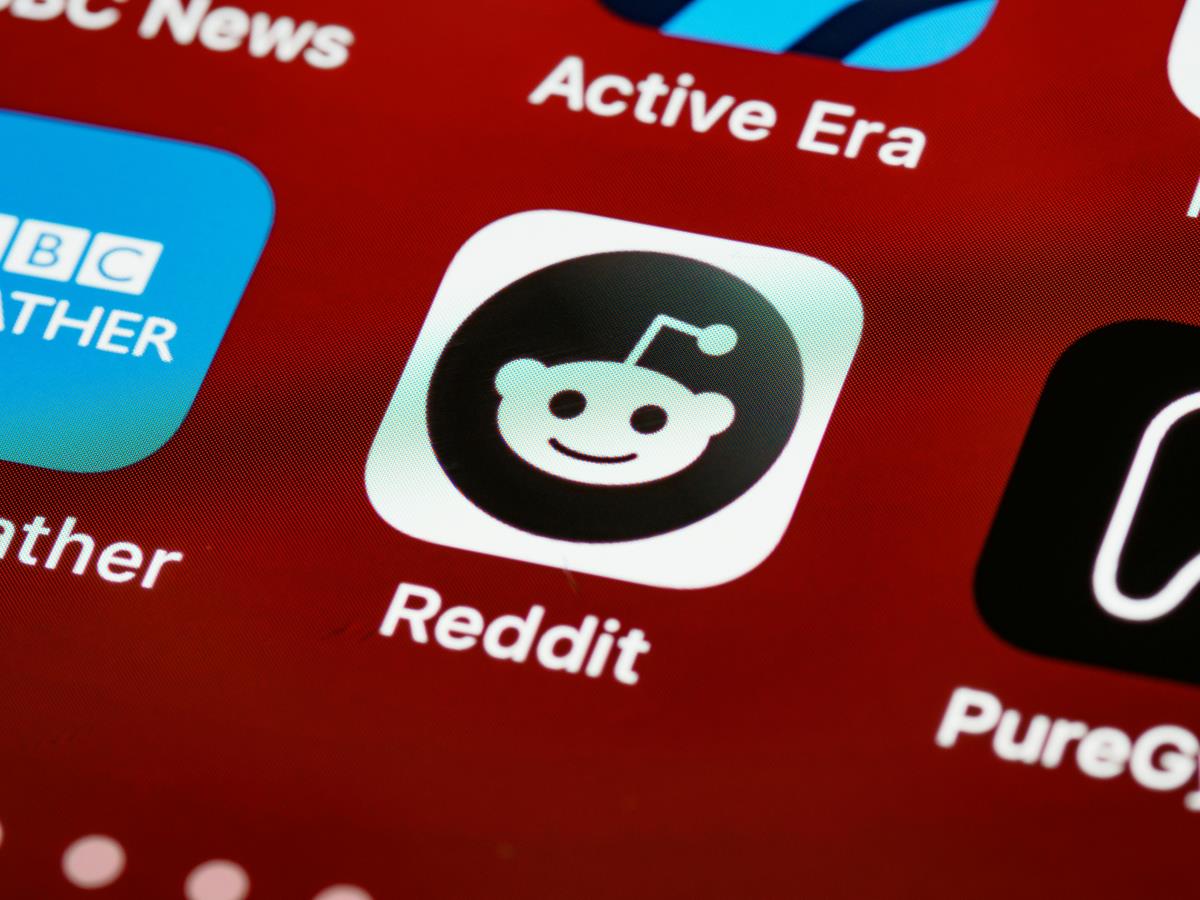 Reddit balza del 10% a Wall Street dopo accordo con OpenAI, nuovi buy?