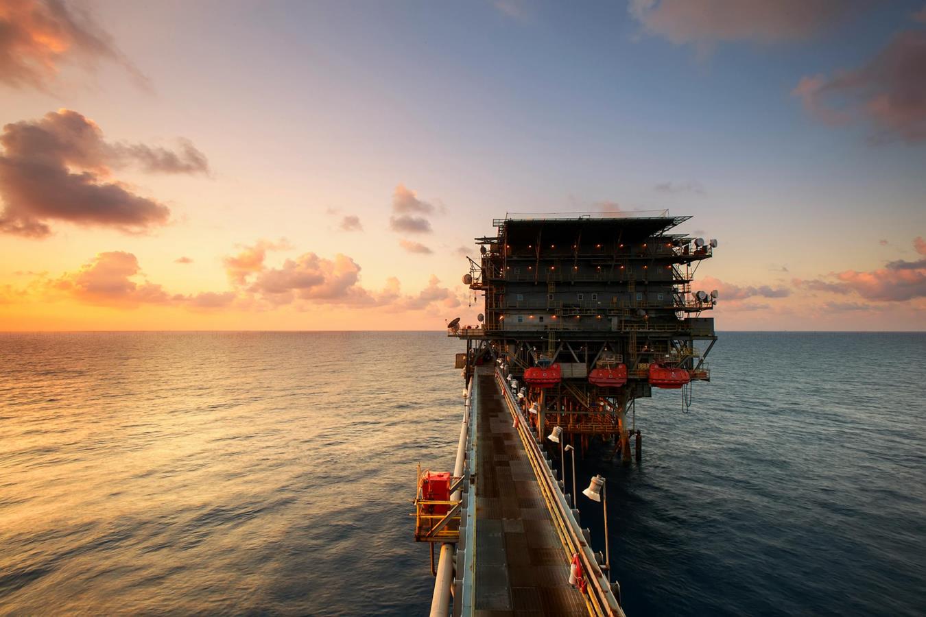 Petrolio e guerra Israele-Iran: JP Morgan punta su due azioni