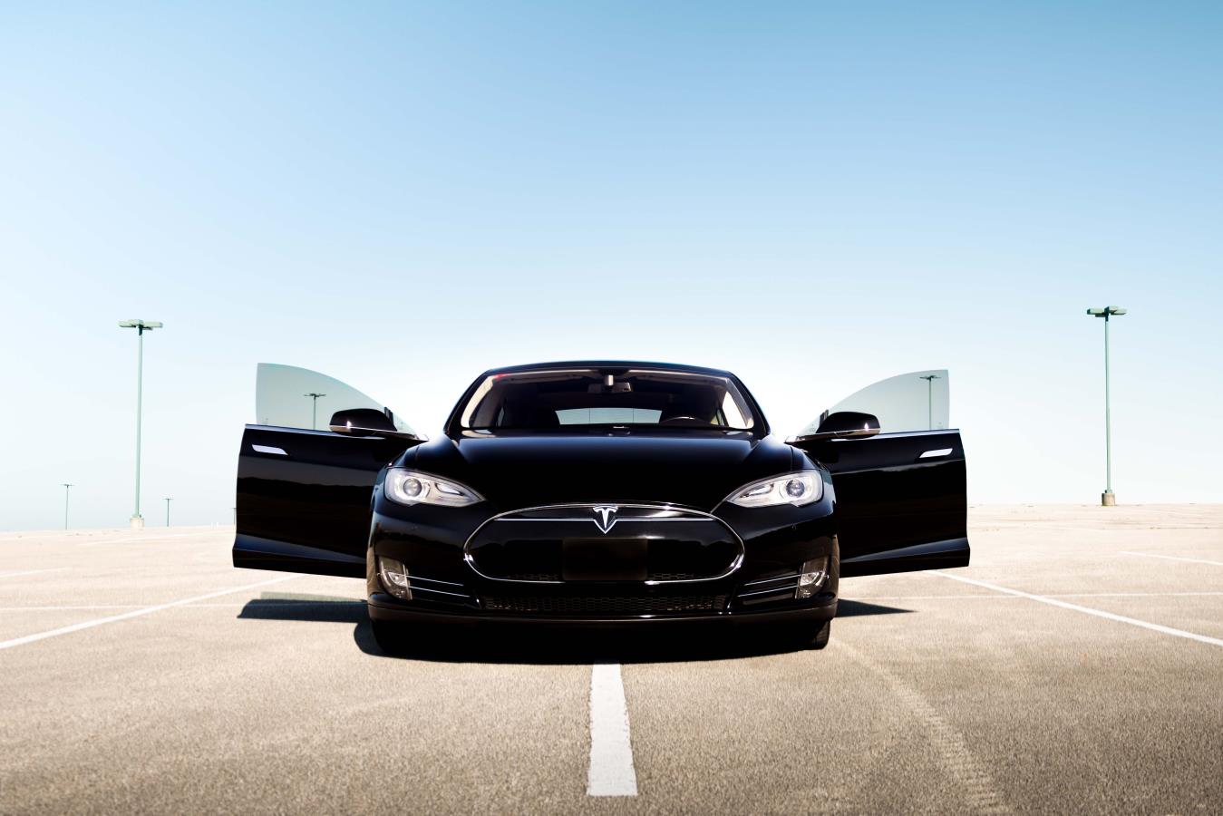 Tesla: trimestrale delude, ma annuncio auto economica fa volare azioni