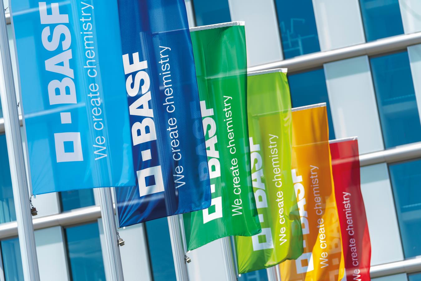 BASF taglia il dividendo, le azioni crollano in Borsa