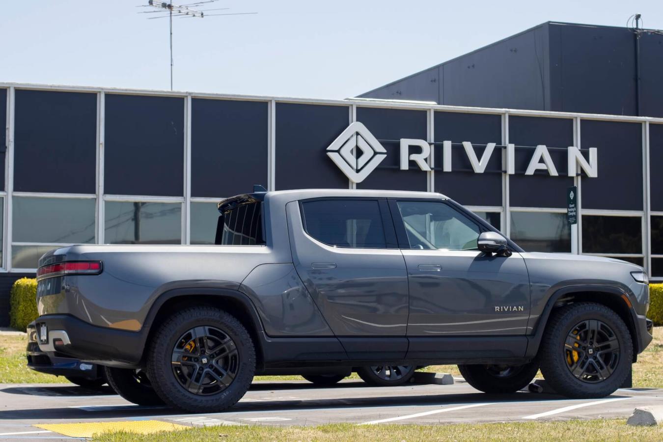 Azioni Rivian: proseguirà il recupero con finanziamento da 6,6 mld $?